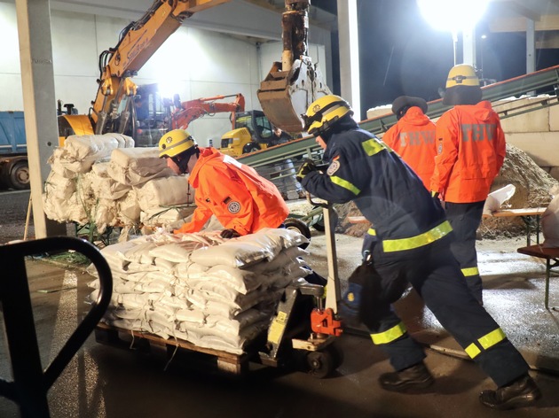 THW Bayern: Hochwasser Bayern: 250 bayerische THW-Kräfte im Süden gefordert.