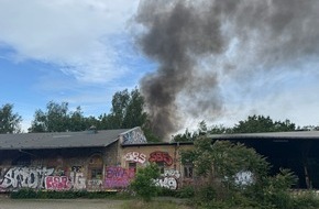 Feuerwehr Dresden: FW Dresden: Gebäudebrand auf ehemaligem Bahnhofsgelände - Großeinsatz der Feuerwehr Dresden