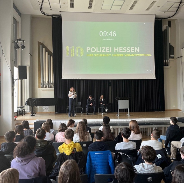 POL-KS: "Cops im Dialog- Polizei und Schulen im Austausch" an der Albert-Schweitzer-Schule in Kassel